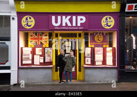 Politica. Due ragazze adolescenti pongono nel vano della porta del locale UKIP filiale (Regno Unito Independence Party) in Dorchester. Il Dorset, England, Regno Unito Foto Stock