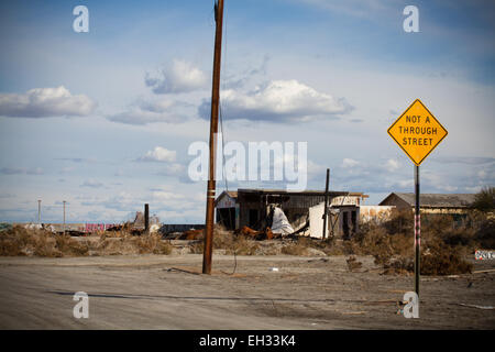 Cartello stradale ed edificio abbandonato a Salton Sea San Andreas anomalia Coachella Valley California USA Foto Stock