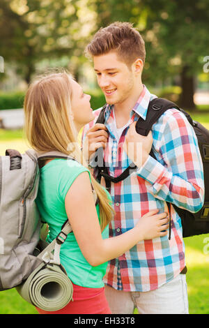 Coppia sorridente con zaini in natura Foto Stock