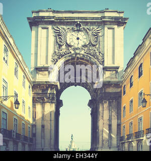 La Rua Augusta arch a Lisbona, Portogallo. In stile retrò filtred immagine Foto Stock