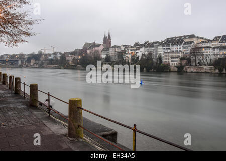 Visualizzare attraverso il Reno a Basilea Minster,Svizzera Foto Stock