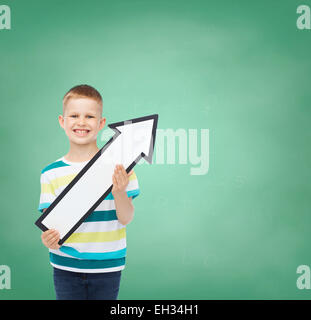 Sorridente ragazzino vuoto con la freccia che punta a destra Foto Stock
