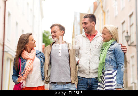 Studenti, coppie o amici universitari che camminano insieme con libri per  l'istruzione e l'apprendimento in campus con borse di studio. Ritratto di  un interracial Foto stock - Alamy