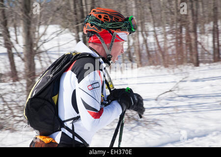 Uno sciatore al giro di boa pronto a salire al Thunderbolt Gara di sci nel marzo 2015 sul monte Greylock, Adams, MA. Foto Stock