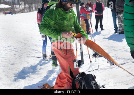 Gli sciatori al giro di boa aggiunge skin per gli sci presso il Thunderbolt Gara di sci nel marzo 2015 sul monte Greylock, Adams, MA. Foto Stock