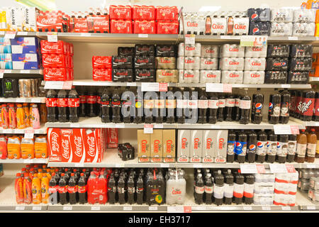 Coca Cola frizzanti bevande analcoliche varietà impilati sugli scaffali del supermercato Foto Stock