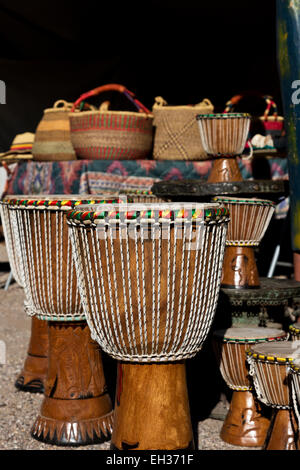 Imbarcazione a African Art Village Marketplace in vendita annuale di Tucson Gem, minerali e fossili mostrano. Foto Stock