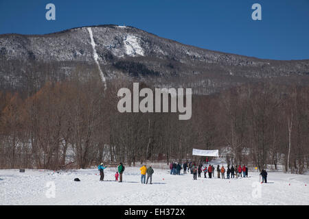 Spettatori attendere al traguardo per sciatori di arrivare dal sentiero di Thunderbolt a Mount Greylock, Adams, Massachusetts. Foto Stock