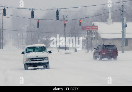 Un paio di veicoli attraversano una strada della stazione di Bryan all'incrocio di New Circle Road quando la neve cade giovedì 5 marzo 2015 a Lexington, KY, USA. Il governatore dichiarò un'emergenza a livello statale per la seconda volta in 17 giorni dopo una tempesta invernale scaricata fino a 21 pollici di neve sullo stato in meno di 17 ore, incluso un nuovo record di 17.1 pollici a Lexington, la seconda città più grande del Kentucky. (Foto di Apex MediaWire di Billy Suratt) Foto Stock