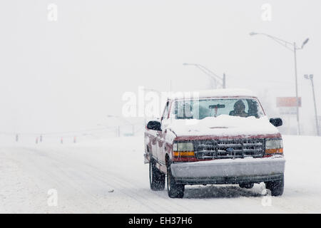 Lexington, Kentucky, Stati Uniti. 05 marzo 2015. Un pick-up Ford coperto di neve e ghiaccio attraversa una New Circle Road, una delle strade principali della città, mentre la neve cade giovedì 5 marzo 2015 a Lexington, KY, USA. Il governatore dichiarò un'emergenza a livello statale per la seconda volta in 17 giorni dopo una tempesta invernale scaricata fino a 21 pollici di neve sullo stato in meno di 17 ore, incluso un nuovo record di 17.1 pollici a Lexington, la seconda città più grande del Kentucky. (Foto di Apex MediaWire di Billy Suratt) Foto Stock