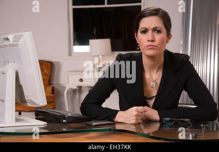 Donna al computer scrivanie appare frustrato Foto Stock