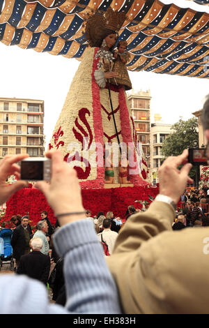 Il fiore coperto la statua della Madonna del Forsaken in Plaza de la Vergine durante Las Fallas Festival, Valencia Spagna Foto Stock