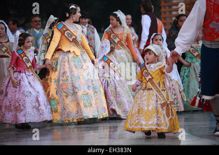 Le donne e i bambini vestiti in tradizionale las fallas festival costumi durante una processione Foto Stock