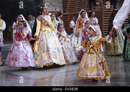 Le donne e i bambini vestiti in tradizionale las fallas festival costumi durante una processione Foto Stock