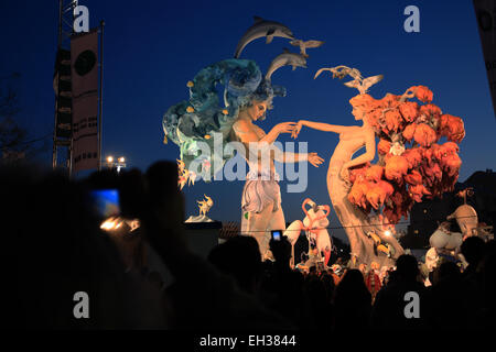 Un enorme scultura Fallas display su strada nel corso annuale di Las Fallas Festival, Valencia, Spagna Foto Stock