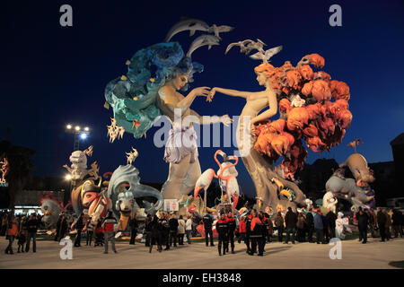 Un enorme scultura Fallas display su strada nel corso annuale di Las Fallas Festival, Valencia, Spagna Foto Stock