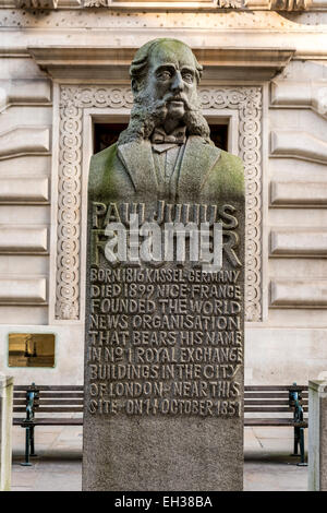 Una statua di Paul Julius Reuter, fondatore dell'Agenzia di Stampa Reuters dietro il Royal Exchange nella città di Londra Foto Stock