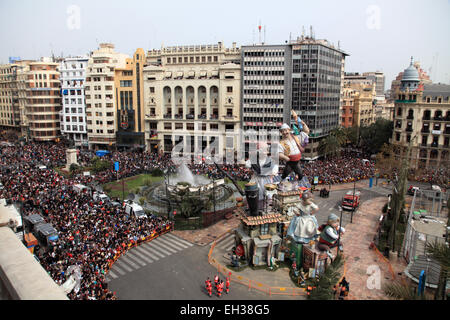 Un enorme scultura Fallas display su strada nel corso annuale di Las Fallas Festival, Valencia, Spagna Foto Stock