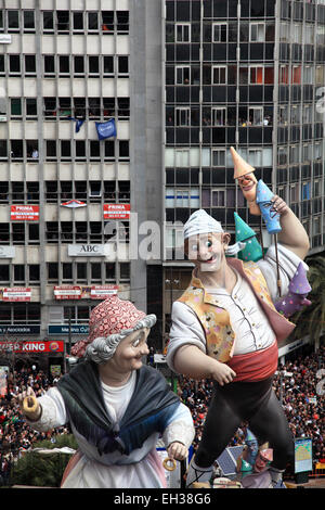 Una chiusa vista di un enorme scultura Fallas display su strada nel corso annuale di Las Fallas Festival. Valencia Spagna Foto Stock