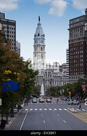 Philadelphia City Hall vista da Benjamin Franklin Parkway con amore Fontana Park, Philadelphia, Pennsylvania, STATI UNITI D'AMERICA Foto Stock