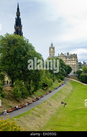 Vista di Princes street garden, Edimburgo, Scozia, con Scot monumento in background Foto Stock