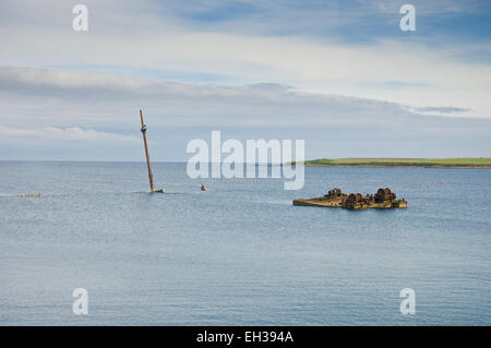 Vecchio arrugginito barca affondata Orkney island, Scapa Flow Scozia nel giorno nuvoloso Foto Stock