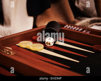Close-up di gioco del backgammon, studio shot Foto Stock