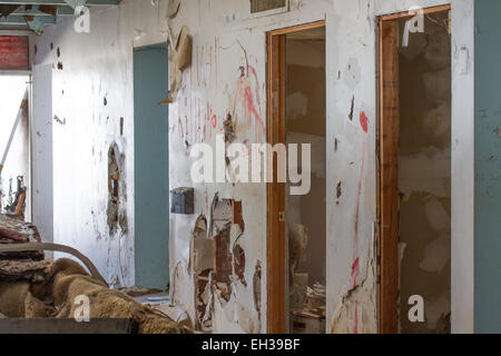 Interno del palazzo ufficiale in Salton Sea resort abbandonati California USA Foto Stock