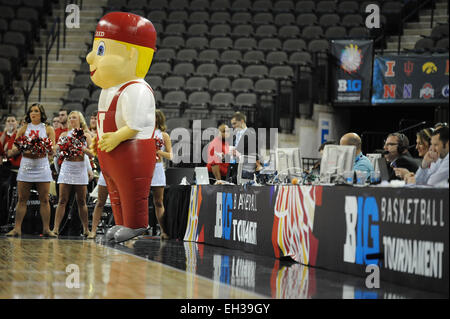 Hoffman Estates, IL, Stati Uniti d'America. Mar 5, 2015. Lil' rosso in azione nel primo semestre durante il 2015 Big dieci donne torneo di pallacanestro di gioco tra l'Illinois Fighting Illini e il Nebraska Cornhuskers presso il Centro Sears in Hoffman Estates, IL. Patrick Gorski/CSM/Alamy Live News Foto Stock