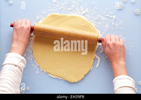 Vista aerea della donna rolling out zucchero pasta biscotto, Studio Shot Foto Stock