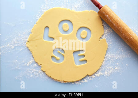 Vista aerea del laminato Suger pasta biscotto con sciolto tagliato fuori di esso, Studio Shot Foto Stock