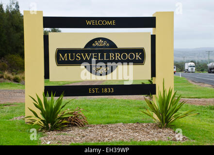 Muswellbrook NSW Australia città segno. Prima esplorato dagli europei nel 1819, Muswellbrook è di circa 250km 150 miglia da Sydney Foto Stock