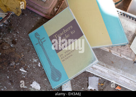 Interno di abbandonato edificio ufficiale in Salton Sea California USA Foto Stock