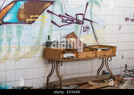 Interno di abbandonato edificio ufficiale in Salton Sea California USA Foto Stock