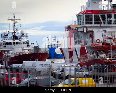 Industria dell'olio di alimentazione servizio di barche nel porto di Aberdeen Foto Stock