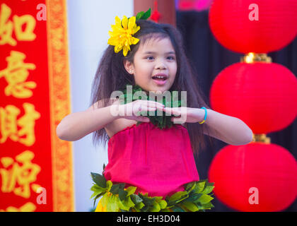 Il tahitiano ballerini folk eseguire presso il Capodanno cinese che si terrà a Las Vegas Foto Stock