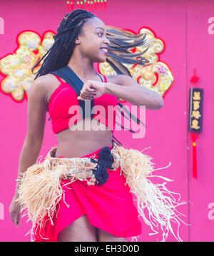 Il tahitiano ballerini folk eseguire presso il Capodanno cinese che si terrà a Las Vegas Foto Stock