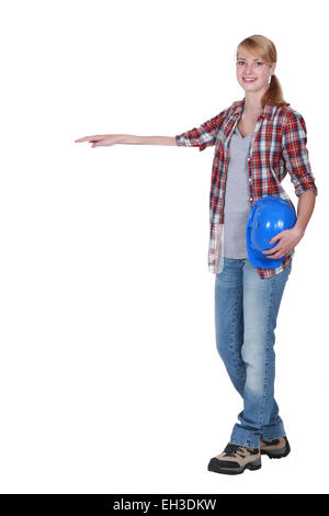 Costruzione femmina lavoratore con una scheda vuota Foto Stock