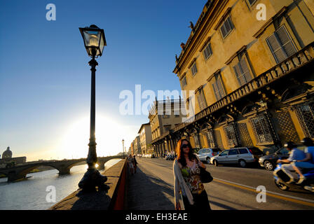 Zona pedonale accanto al vecchio lampione ornati sul Lungarno degli Acciaiuoli Street vicino al fiume Arno, Firenze, Italia Foto Stock