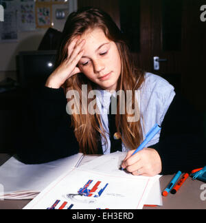 Ragazza adolescente studente iscritto e disegno lavorando su un progetto di design in un aula scolastica a Ysgol Pantycelyn high school in 1991 Wales UK KATHY DEWITT Foto Stock