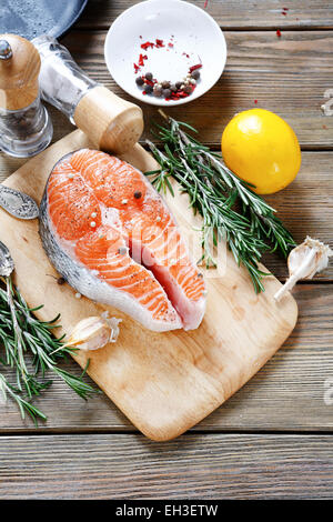 Salmone fresco bistecca su scheda, cibo Foto Stock