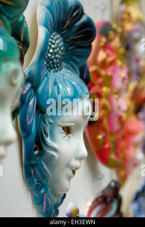 Maschera di carnevale, souvenir di porcellana, Venezia, Italia Foto Stock