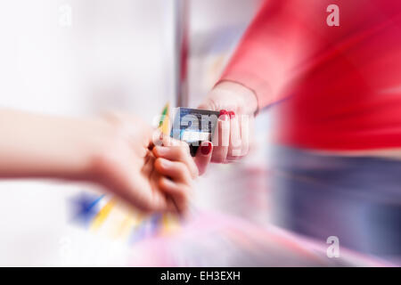 Client pagando con carta di credito in farmacia. Stile business. Pagamento moderno Foto Stock