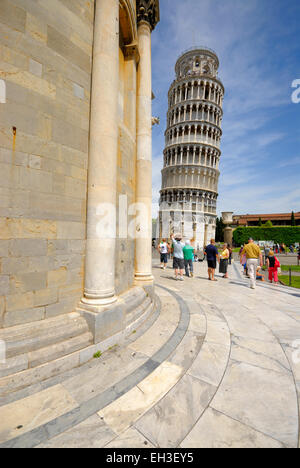 Torre pendente di Pisa con statua, Pizza del Miracoli, Pisa, Italia Foto Stock