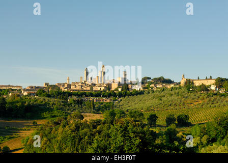 La città medievale di San Gimignano e sulla campagna circostante, Toscana, Italia Foto Stock