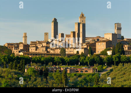 La città medievale di San Gimignano e sulla campagna circostante, Toscana, Italia Foto Stock