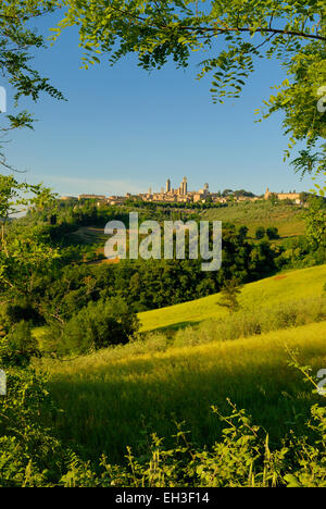 La città medievale di San Gimignano e sulla campagna circostante, Toscana, Italia Foto Stock