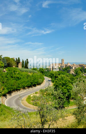 Strada tortuosa che conduce al Colle di Val d'elsa, Toscana, Italia Foto Stock