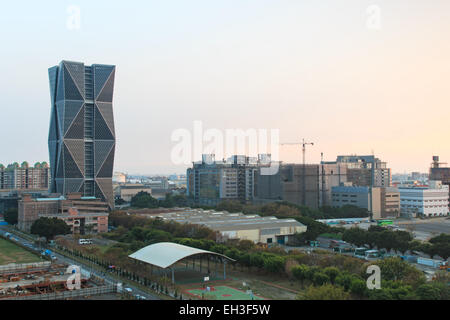 Kaohsiung, Taiwan - Febbraio 26,2015: China Steel Corporation sede a Kaohsiung, Taiwan, al tramonto. Foto Stock