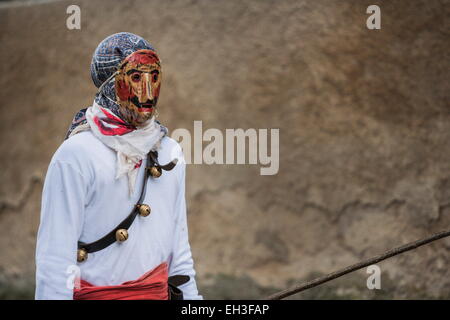 Unanu, Navarra, Spagna. 15 Feb, 2015. 'Mamuxarro' figura con maschera di ferro e bastoni durante il carnevale ancestrale nel villaggio di Unanu nella provincia di Navarra, Spagna. © Celestino Arce/ZUMAPRESS.com/Alamy Live News Foto Stock